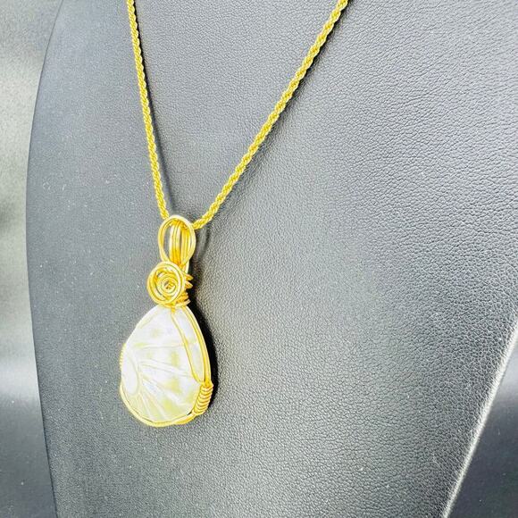 Iridescent Sea Shell Spiral Wired Pendant Gold Tone Chain Necklace 18" - Picture 5 of 13